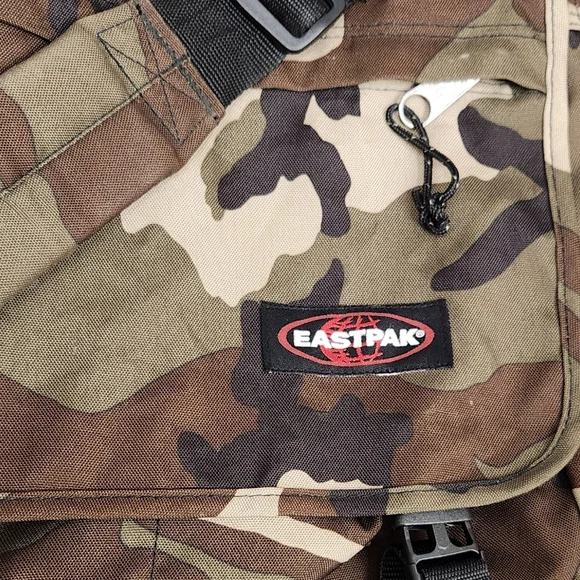 Eastpak Camo Messenger Crossbody Multi Compartment Bag. - Picture 1 of 9